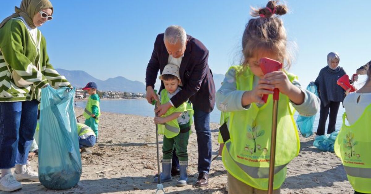 Alanya Belediye Başkanı Özçelik, çocuklar ile sahili temizledi