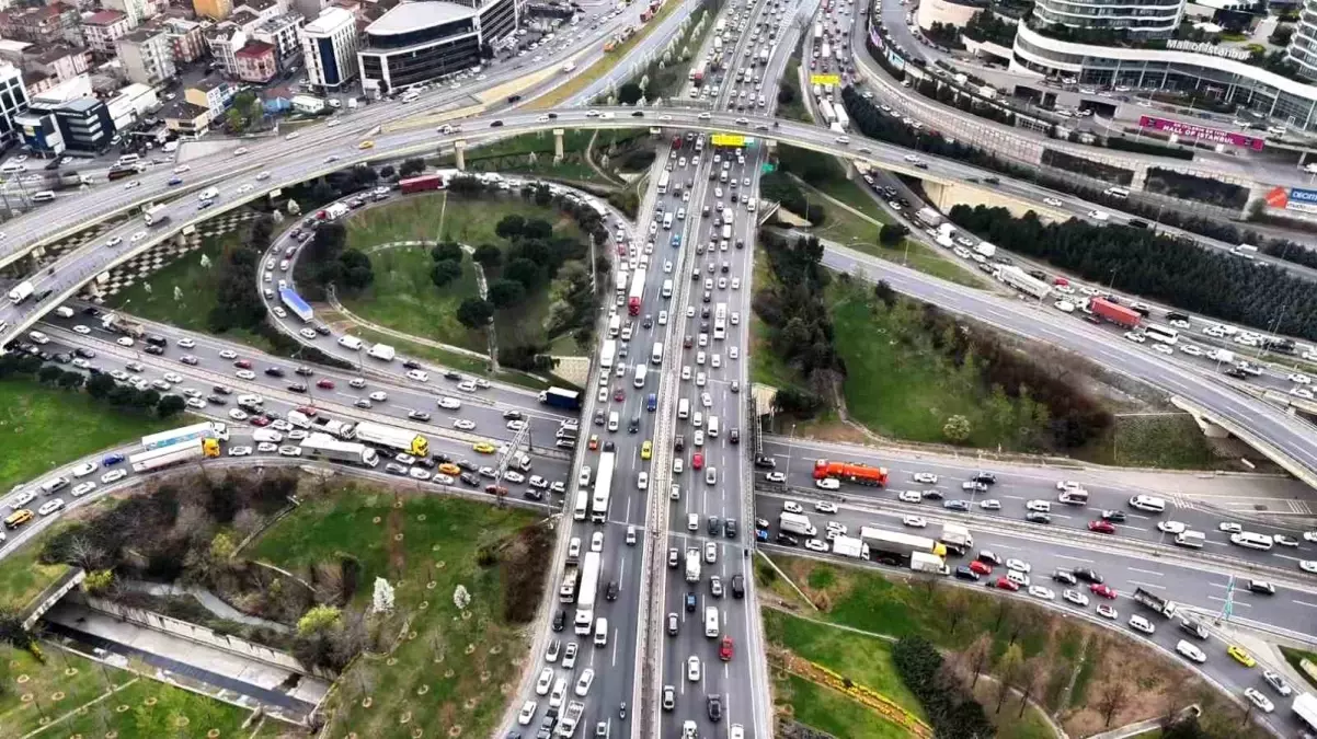 İstanbul’da Bayram Tatili Nedeniyle Trafik Yoğunluğu Yaşanıyor